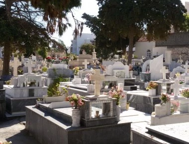 Άγνωστοι βεβήλωσαν εβραϊκούς τάφους στο Γ νεκροταφείο Αθηνών